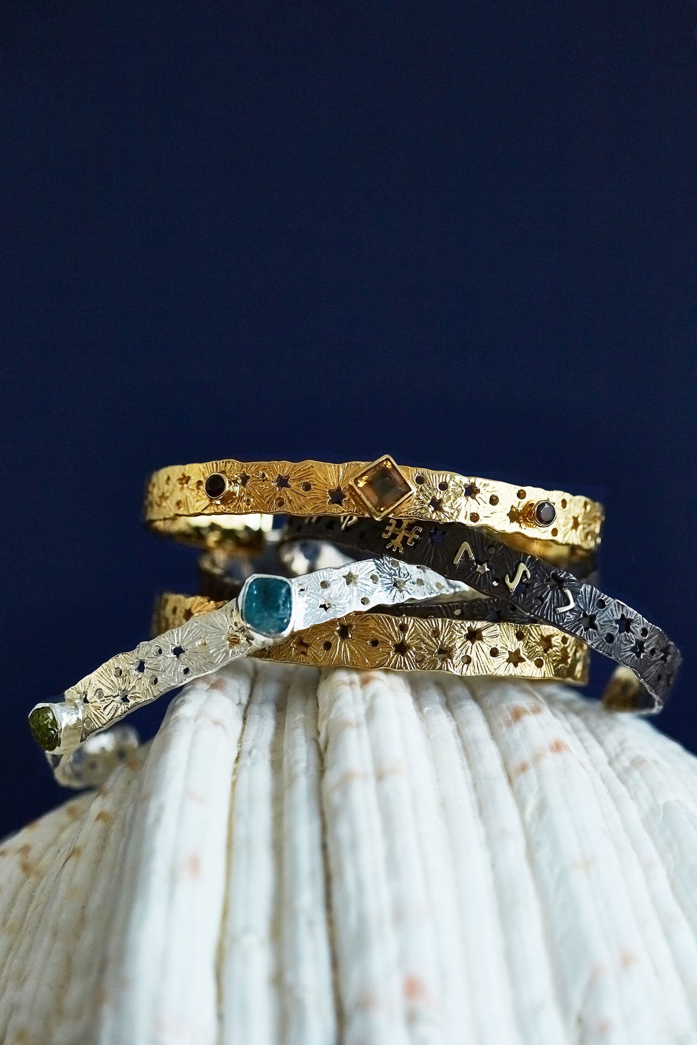 3 rough stones lace cuff. Silver, gold-plated