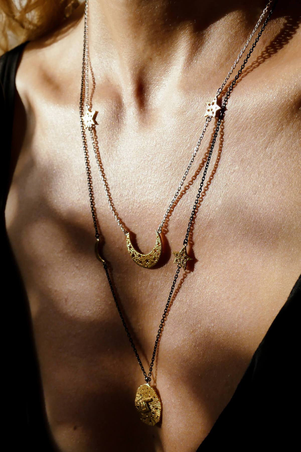Moon swing with 2 stars on the chain necklace. Silver, partly gold-plated