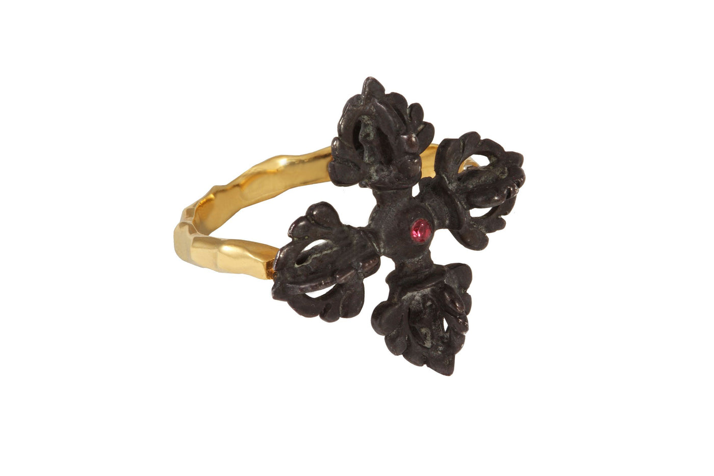 Vajra ring. Gold plated and oxide. Pink sapphire